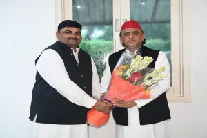 भाजपा नेता का अखिलेश संग फोटो वायरल...मची राजनीतिक खलबली