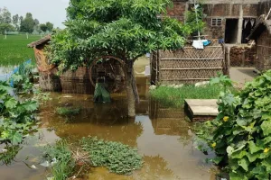 बाराबंकी : छोड़े गए पानी से सरयू उफान पर, डूबे गांव, डरे लोग