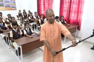 मुरादाबाद: अटल आवासीय विद्यालय में छात्र-छात्राओं के साथ सीएम योगी ने ली सेल्फी