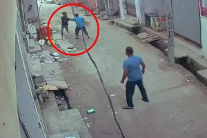 UP : किशोरी के अपहरण का आरोपी थाने से भागा...दौड़ाकर पकड़ने का CCTV हुआ वायरल