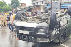 “विधायक” लिखी स्कॉर्पियो की टूटी स्टेरिंग : 50 मीटर घिसटकर बाइकें तोड़ीं, बड़ा हादसा टला