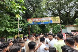 UP: देवी देवताओं पर अभद्र टिप्पणी से उबाल, हिंदू संगठन ने थाने के बाहर किया हंगामा