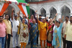 पीलीभीत: राज्यमंत्री प्रतिनिधि की आपत्ति पर बैठक निरस्त...बहिष्कार कर 14 सभासद रहे सदन के बाहर 