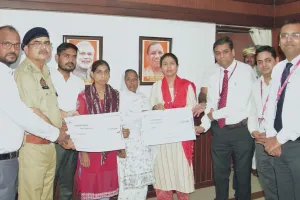 लखीमपुर खीरी: फर्ज निभाते हुए गंवाई थी जान...होमगार्ड के परिजनों को मिली 38 लाख की मदद