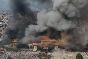 Nepal Gen-Z protest: नेपाल में प्रदर्शनकारियों ने फूंका सुप्रीम कोर्ट, संसद को किया आग के हवाले, पूर्व पीएम लहुलूहान, वित्त मंत्री को भी दौड़ाकर पीटा