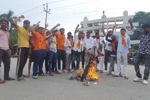 रामपुर : एबीवीपी ने लखनऊ पुलिस का पुतला फूंका