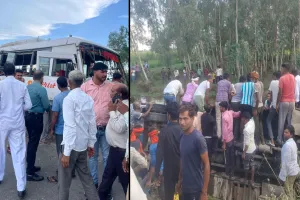 बदायूं : अनियंत्रित होकर खंती में पलटी निजी बस, महिला की मौत, 11 घायल