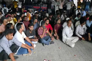 पीलीभीत: भाकियू भानु पदाधिकारी और चेयरमैन पति में विवाद, दोनों पक्षों का थाने में धरना