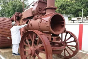 बरेली : जलशक्ति मंत्री ने जानीं 115 साल पुराने स्टीम ट्रैक्टर की खूबियां