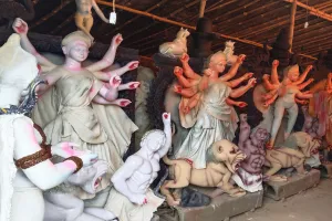 मुरादाबाद: मूर्तिकार दिन रात मेहनत कर बना रहे मूर्ति, महंगाई का भी असर