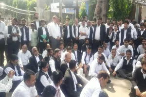 Bareilly : बनारस की घटना से नाराज अधिवक्ता पहुंचे कलेक्ट्रेट, नहीं आए डीएम तो धरने पर डटे