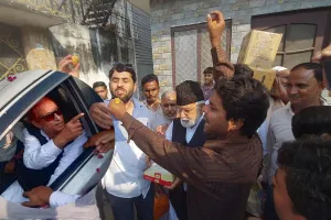 रामपुर में जश्न : जिले में दाखिल होते ही आजम खान का स्वागत, समर्थकों ने मिठाई बांटकर मनाई खुशी