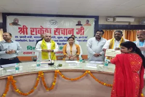  बलरामपुर पहुंचे प्रभारी मंत्री राकेश सचान, विकास कार्यों की समीक्षा कर अधिकारियों को दिए निर्देश