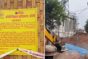 Bareilly : मौलाना के करीबी जरी कारोबारी शराफत का मैरिज हॉल सील, बानखाना में पार्षद का चार्जिंग स्टेशन ध्वस्त