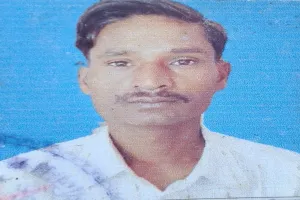 गोंडा न्यूज :  बच्चों की सिर से उठा पिता का साया, ई-रिक्शा पलटने से फल विक्रेता की मौत, परिजनों में कोहराम 