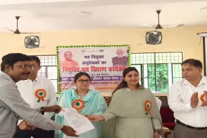 गोंडा न्यूज :  मिला नियुक्ति पत्र तो खिले चेहरे... 32 अनुदेशकों को डीएम व सीडीओ ने किया वितरित