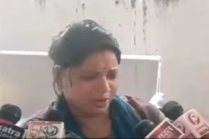 सीएम आवास पर हरदोई से आई महिला ने की आत्मदाह की कोशिश, सुरक्षाकर्मियों ने बचाया, जानें पूरा मामला