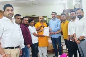 बाराबंकी न्यूज :  सांसद को शिक्षक संघ ने सौंपा ज्ञापन, बोले अभिषेक सिंह- पुरानी नियुक्तियों पर टीईटी अनिवार्यता अनुचित 