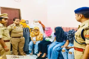 वाराणसी: होटल की आड़ में चल रहे देह व्यापार का पुलिस ने किया भंडाफोड़, होटल मैनेजर समेत 16 गिरफ्तार