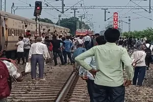 Rail News: देवरिया में ट्रेन की बोगी को छोड़कर दौड़ा इंजन, यात्रियों में फैली दहशत