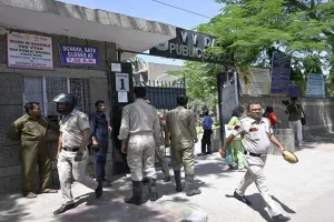 Delhi Bomb Threat : मुख्यमंत्री सचिवालय, मौलाना आजाद मेडिकल कॉलेज, यूसीएमएस को बम से उड़ाने की धमकी 