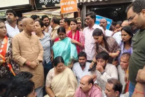 इटावा में भिड़े भाजपा और कांग्रेस समर्थक, जमकर हुआ पथराव, 8 हिरासत में 