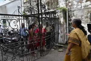 Lucknow Mayor: औचक निरीक्षण में अपर नगर आयुक्त और चीफ इंजीनियर नदारद, लखनऊ महापौर ने जड़ा ताला, अटेंडेंस रजिस्टर भी किया जब्त 