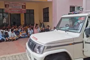 बाराबंकी: अधीक्षक को हटाने के विरोध में कर्मियों की नारेबाजी, विरोध प्रदर्शन