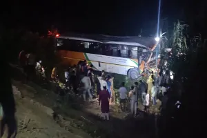  लखनऊ में भीषण हादसा: टैंकर से टकराने के बाद खाईं में गिरी बस, 5 लोगों की मौत, 10 अन्य जख्मी 