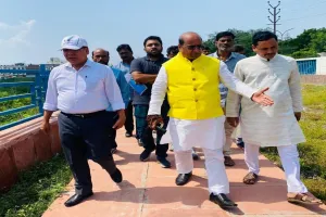 कानपुर: लक्ष्मण झूला की तर्ज पर मामा तालाब में बनेगा झूला, KDA के अधिकारियों ने विधायक संग किया निरीक्षण