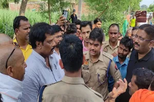 गोंडा: जंगल में लकड़ी काटने गए बुजुर्ग की हत्या, बेटे की हालत‌ गंभीर, भड़के ग्रामीणों ने सड़क पर शव रखकर किया प्रदर्शन 