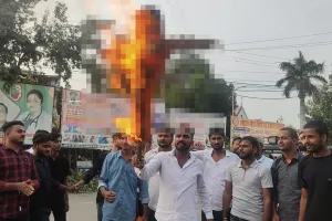गोंडा: भाजपा युवा मोर्चा के कार्यकर्ताओं ने फूंका सीएमओ का पुतला, हटाने की मांग 