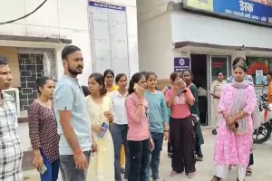अमेठी पैरामेडिकल कॉलेज पर छात्राओं ने लगाया लाखों की ठगी का आरोप, थाने की किया घेराव, जानें पूरी मामला