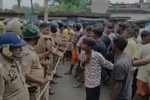 Gorakhpur News: पशु तस्करों ने की युवक की हत्या, ग्रामीणों की पुलिस से झड़प, अधिकारी घायल 