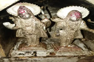 अमेठी: प्राचीन मंदिर में अचानक प्रकट हुईं चांदी की मूर्तियां, भक्तों में आस्था और कौतूहल