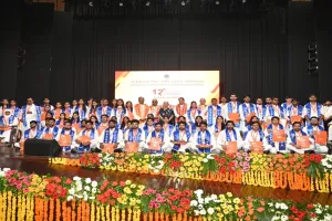 कुलाधिपति और कुलपति मेडल से विभूषित हुए विद्यार्थी, पुनर्वास विश्वविद्यालय में 166 पदक किए गए वितरित