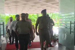 बाराबंकी में लाठीचार्ज पर सीएम योगी नाराज, अयोध्या मंडलायुक्त और आईजी छानबीन के लिए पहुंचे रामस्वरूप विश्वविद्यालय