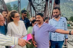 मनाली में लगे 'Kangana Go Back' के नारे, बारिश प्रभावित क्षेत्र का निरीक्षण करने गई थीं सांसद कंगना रनौत