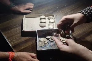 लोधेश्वर महादेवा धाम: कॉरिडोर निर्माण के दौरान मिले चांदी के सिक्के, इलाके में मचा हड़कंप