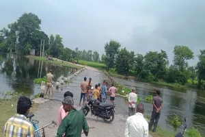 Barabanki News: पानी में डूबा चौरारी पुल, बंद हुआ आवागमन 