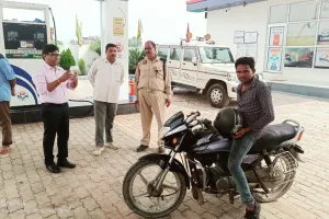 No helmet no fuel: बाराबंकी में 18 दोपहिया वाहनों का हुआ चालान, डग्गामार बस सीज
