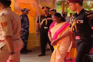 गयाजी पहुंची राष्ट्रपति मुर्मू : पितरों की आत्मा की शांति के लिए किया पिंडदान, राज्यपाल भी रहे मौजूद   