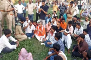 गोंडा में जीएसटी बदलाव बैठक में खूनी संघर्ष:  विधायक और ब्लाक प्रमुख समर्थकों में जमकरे चले पत्थर, कई घायल