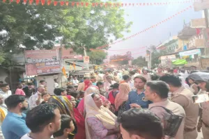 अहमदाबाद में युवक की संदिग्ध परिस्थितियों में मौत : परिजनों ने सड़क पर शव रखकर किया प्रदर्शन, लगाया हत्या का आरोप