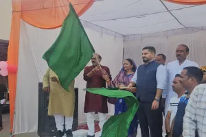 बाराबंकी: 15 नई हॉपर टिपर डम्परों को जिलाधिकारी ने दिखाई हरी झंडी, न्यू इंडिया@2047” प्रदर्शनी का भी किया अवलोकन