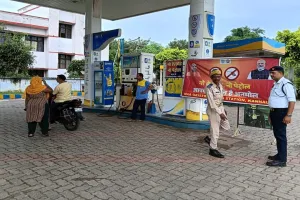 No helmet, No fuel: नहीं मिला बिना हेलमेट के पेट्रोल, पंप पर यातायात लगाए गए सिपाही