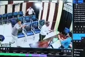 सीतापुर: नाराज शिक्षक ने बीएसए को बेल्ट से पीटा, मोबाइल व अन्य सामान तोड़, देखें वीडियो