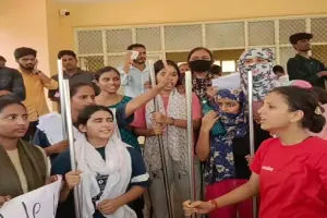 गोंडा न्यूज: राजकीय इंजीनियरिंग कालेज में अव्यवस्थाओं का अंबार, छात्र-छात्राओं ने किया प्रदर्शन