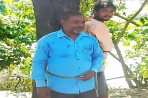 बलरामपुर : बिजली कटौती से नाराज़ ग्रामीणों ने लाइनमैन को पेड़ से बांधा, अधिकारियों के आश्वासन पर छोड़ा