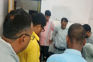 सुलतानपुर के अखंडनगर में दर्दनाक हादसा, कार में फंसे की मौत, परिजनों में कोहराम